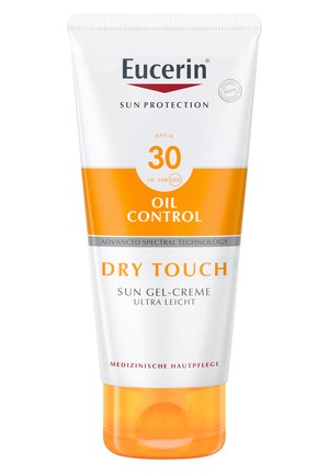 Die Eucerin Dry Touch Sonnencreme-Tube hat einen weißen Körper mit einem orangefarbenen unteren Teil, der SPF 30 und "Öl Kontrolle" in fetten Buchstaben hervorhebt.
