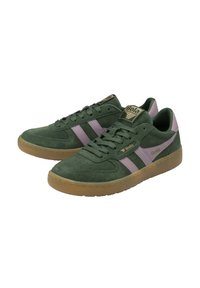Baskets en suede vert avec des accents roses et deux bandes. Présentent une finition texturée, une pointe ronde et une semelle en caoutchouc beige. Logo Gola sur la languette.