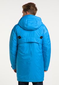 Blå isoleret parka med hætte, formet silhuet, justerbare stropper på bagsiden, glat tekstur, knælang længde og kontrasterende detaljer.