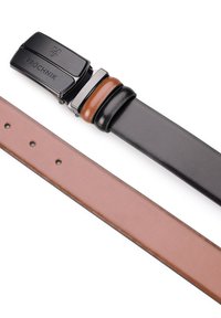 Czarny i brązowy skórzany pas odwracalny z błyszczącą srebrną metalową klamrą, grawerowanym logo i wieloma otworami do regulacji.