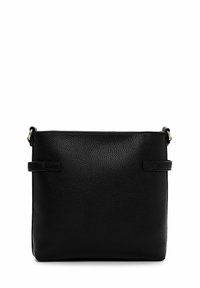 Czarna skórzana torebka o ziarnistej fakturze, prostokątnym kształcie, z dwoma bocznymi paskami oraz złotymi akcentami metalowymi. Czysty i minimalistyczny design.