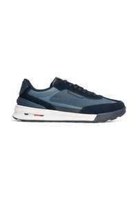 Sneaker blu navy con tomaia in mesh e suede, caratterizzata da un design testurizzato. Suola intermedia bianca con accenti rossi e blu sui lati.