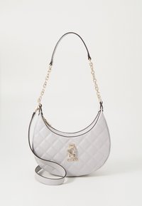 Lys grå quiltet halvmåneformet håndtaske med guld kædehåndtag og GUESS-logo på fronten, der har en ekstra skulderrem.