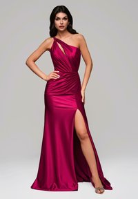 Fuchsia Satin-Abendkleid mit einem Schulterträger, das mit drapiertem Stoff, einem seitlichen Schlitz und einem Schlüssellochdetail am Ausschnitt ausgestattet ist.