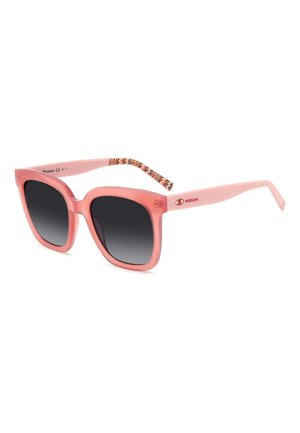 Occhiali da sole trasparenti rosa con lenti quadrate, sfumatura scura, e dettagli strutturati sugli astucci con accenti a zigzag.