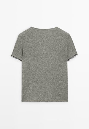 Grå kortärmad T-shirt i mjukt tyg med rund halsringning och fransiga kanter på ärmarna för en texturerad look.