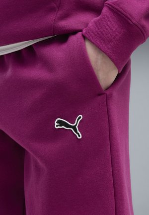 Puma, ESSENTIALS ELEVATED JOGGINGHOSE UNISEX - Pantalones deportivos - fuchsia glow