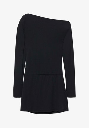 Czarna, długorękawowa bluzka z asymetrycznym dekoltem, dopasowana w talii i rozszerzana w dolnej części, sfotografowana na białym tle.