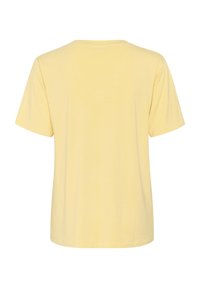 Gul kortærmet t-shirt lavet af blødt stof. Enkel rund halsudskæring og lige snit. Glat tekstur, ingen mønstre eller detaljer.