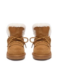 Hnedé semišové zimné topánky s bielym kožúškom, hrubými podrážkami a viazanými šnúrkami, zobrazené spredu na bielom pozadí.