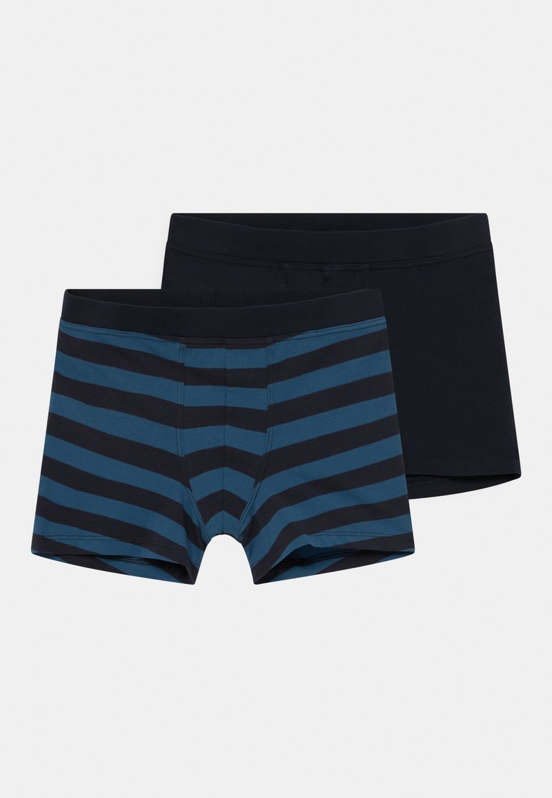 Duas pares de boxers masculinos: um apresenta riscas horizontais azuis e azul-marinho, enquanto o outro é de cor azul-marinho sólida. Ambos têm uma cintura elástica suave.