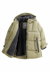 Chaqueta acolchada en verde olivo con forro de pelo sintético gris. Cuenta con capucha, cierre de cremallera y dos bolsillos frontales con botones a presión.