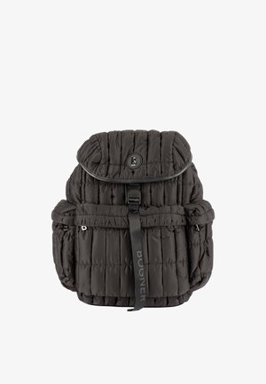 Zaino imbottito nero con fibbia frontale, tasche laterali, patta superiore e testo "BOGNER" sulla cinghia frontale.