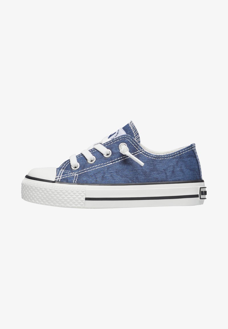 Sneakers in denim con una toma superiore in tessuto blu, punta in gomma bianca, lacci e suola bianca lisciante. Presentano linee di accento nere sulla suola.