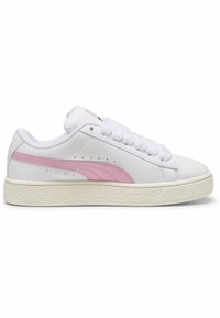 Fehér sneaker rózsaszín kiegészítőkkel, sima bőr felsőrészes, kerek fűzőkkel és mintázott gumitalppal a tapadás érdekében.