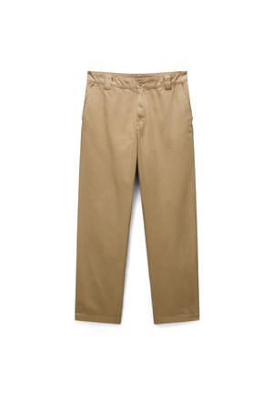 Pantaloni beige a gamba dritta con passanti per cintura, chiusura con bottone, tasche laterali e orli cuciti, distesi su uno sfondo bianco.