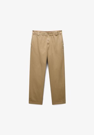 Beige gerade geschnittene Hose mit Gürtelschlaufen, Knopfverschluss, Seitentaschen und abgesteppten Säumen, flach auf weißem Hintergrund ausgelegt.