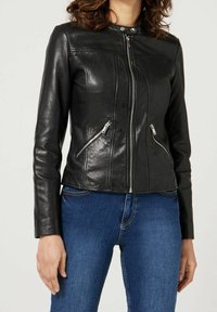 Svart läderjacka med en figursydd design, två fickor med dragkedja på framsidan och krage som är hög. Slät textur och minimalistiska sömnadsdetaljer.