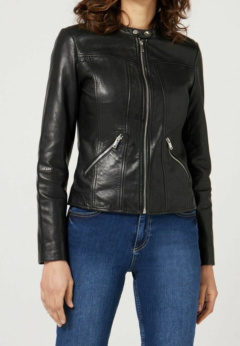 Svart läderjacka med en figursydd design, två fickor med dragkedja på framsidan och krage som är hög. Slät textur och minimalistiska sömnadsdetaljer.