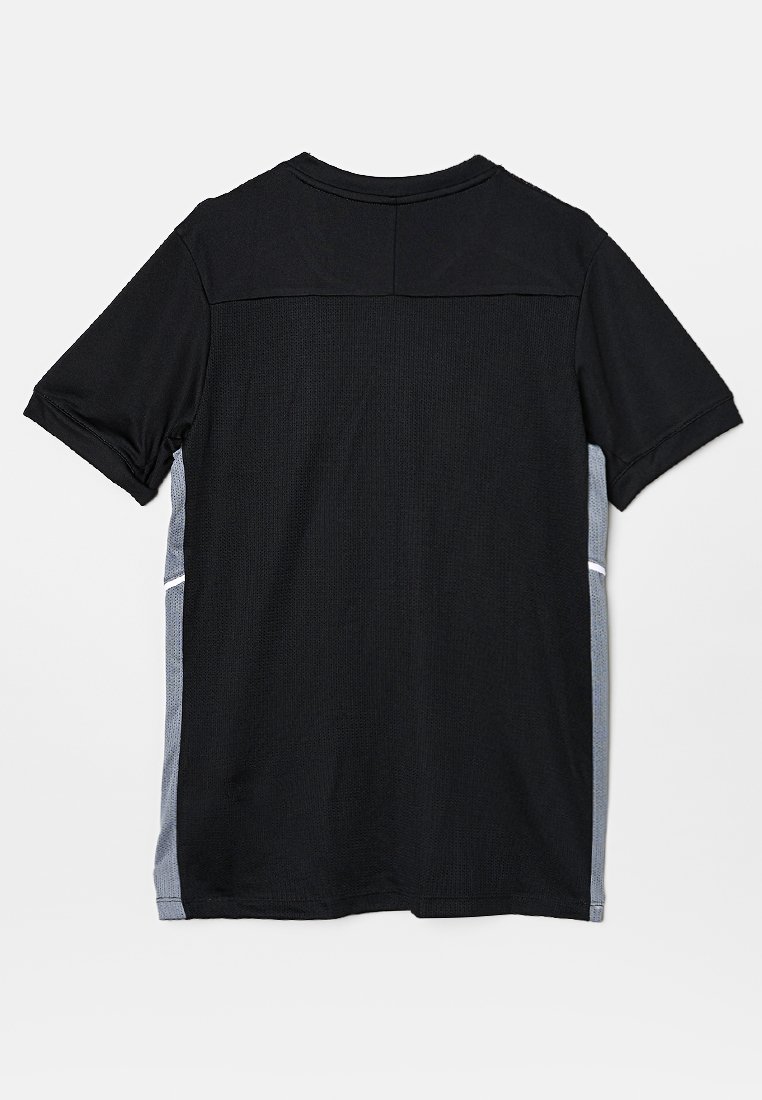 Camisa negra de manga corta con un diseño texturizado, que presenta paneles laterales grises, un cuello redondo y un corte recto.