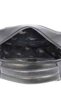 Czarna skórzana torba z otwartym zamkiem, ukazująca czarną tkaninową podszewkę zdobioną białymi logo przedstawiającymi konia i jeźdźca.