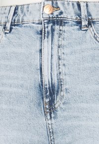 Lichtblauwe denim jeans met een hoge taille, voorzien van een knoopsluiting, contrasterende stiksels en een gladde, iets versleten textuur.