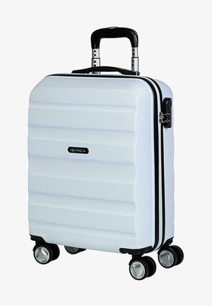 Maleta rígida blanca con diseño acanalado, acentos negros, mango extensible y cuatro ruedas giratorias para mayor movilidad.