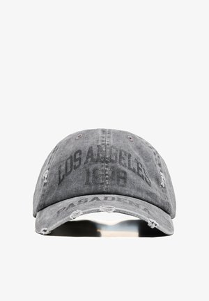 Abgenutzte graue Baseballkappe mit abgenutzten Details, schwarzer Text mit "Los Angeles 1983" vorne und "Pasadena" am gebogenen Schirm.