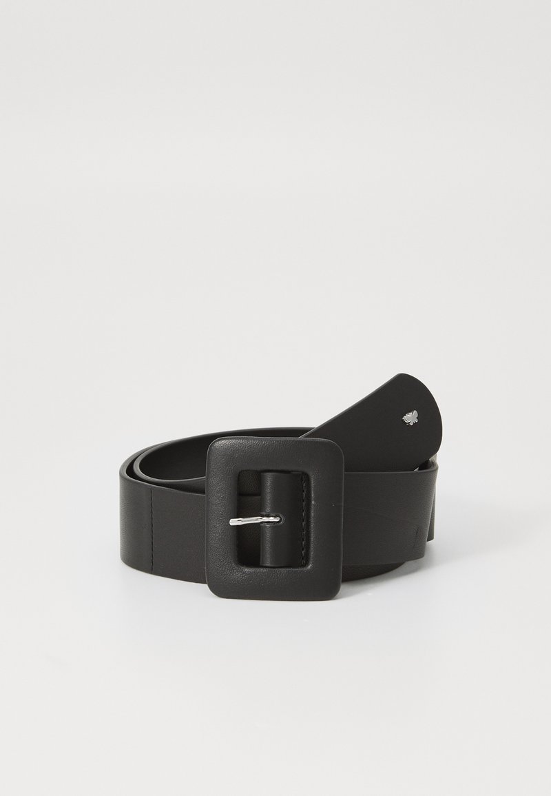 Μαύρη δερμάτινη ζώνη με τετράγωνη αγκράφα, με λεία υφή και ασημένιο μεταλλικό καρφί. Διακοσμημένη με ένα μικρό λογότυπο της μάρκας στο τέλος.