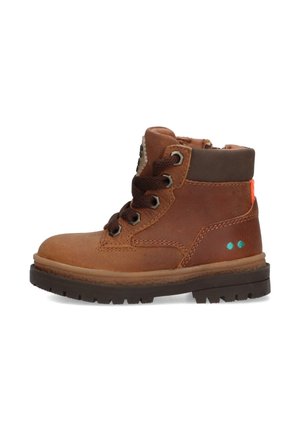 Bruin leren enkellaars met ronde neus, bruine veters en een gevoerde bruine kraag. Heeft oranje en teal accenten op de hiel. Getextureerde rubberen zool.