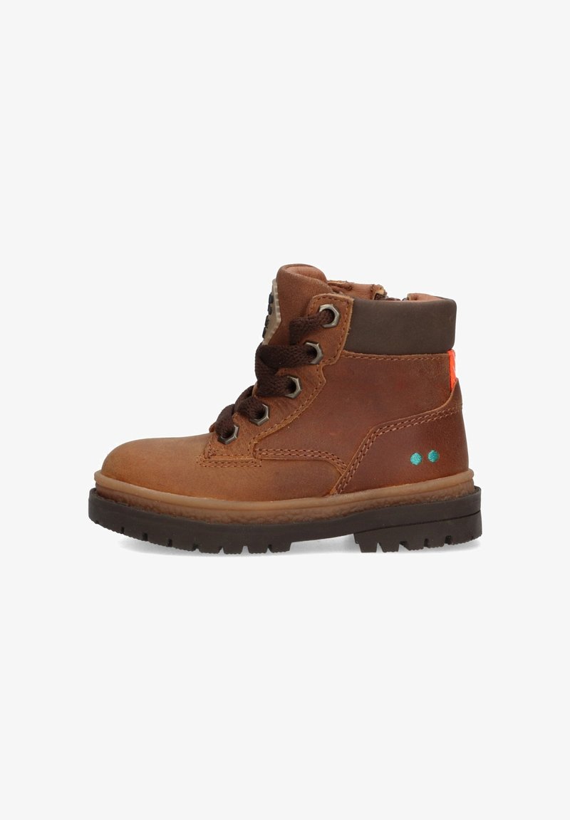 Bruin leren enkellaars met ronde neus, bruine veters en een gevoerde bruine kraag. Heeft oranje en teal accenten op de hiel. Getextureerde rubberen zool.