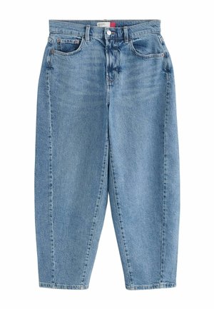 Svetlomodré denim rifle s vysokým pásom, rovnými nohavicami, s predným zapínaním na gombíky, zipsom a päťvreckovým dizajnom, položené na bielom pozadí.