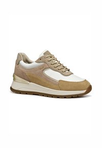 Baskets beige et blanches en daim et cuir, avec un bout arrondi, un laçage et une semelle en caoutchouc texturé.
