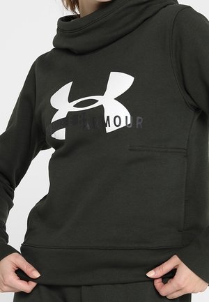 Sudadera con capucha de color verde oscuro, con un gran logotipo blanco de Under Armour en el pecho y un detalle de bolsillo en la parte frontal. Textura suave, ajuste casual.