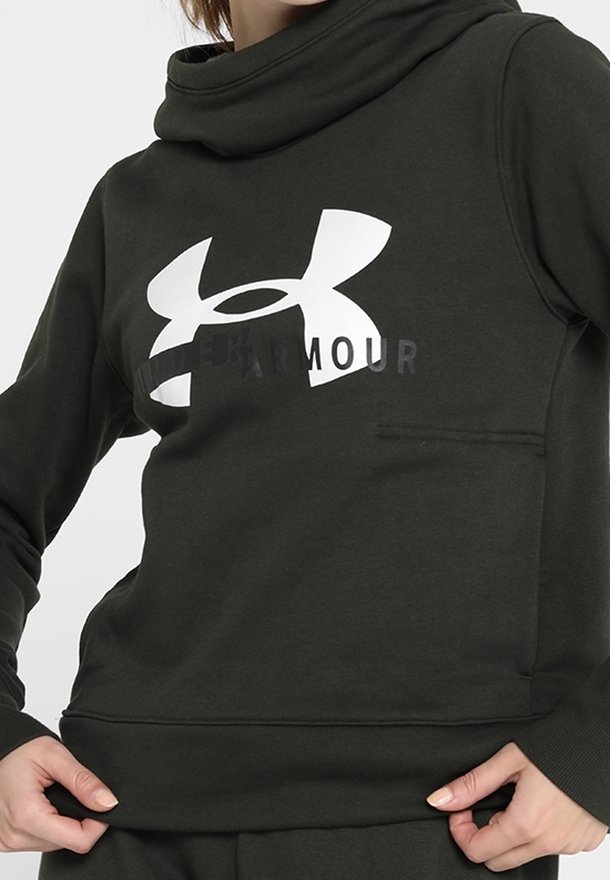 Sudadera con capucha de color verde oscuro, con un gran logotipo blanco de Under Armour en el pecho y un detalle de bolsillo en la parte frontal. Textura suave, ajuste casual.