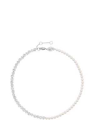 Collar con una media fila de cristales redondos transparentes y una media fila de pequeñas perlas blancas, con cierre de plata y cadena ajustable.