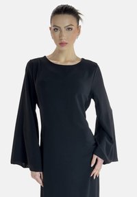 Schwarzes langärmliges Kleid mit rundem Halsausschnitt und lockeren, fließenden Ärmeln. Hergestellt aus weichem Stoff mit glatter Textur. Keine sichtbaren Muster oder Akzente.