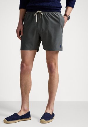 Costume de baie pentru bărbați, gri închis, cu un tiv elastic, șnur bej, buzunare laterale și un accent al logo-ului albastru pe picior.
