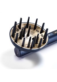 Suszarka do włosów z dyfuzorem o okrągłej, złotej, perforowanej obudowie, z wieloma czarnymi zębami wystającymi z powierzchni oraz niebieską rączką z przyciskami.