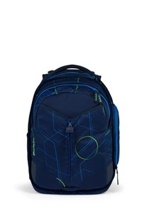 Dunkelblauer Rucksack mit geometrischen Mustern in leuchtendem Blau und Grün. Hergestellt aus strapazierfähigem Stoff mit gepolsterten Trägern und mehreren Fächern.
