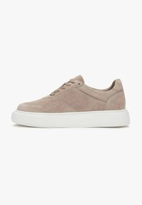 Beżowe zamszowe sneakersy z zaokrąglonym czubkiem, białą gumową podeszwą i sześcioma oczkami na sznurówki. Charakteryzują się tonowym przeszyciem i gładką fakturą.