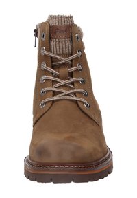 Braunes Leder Schnürboot mit dicker Gummisohle, Metallösen, seitlichem Reißverschluss und Kragen aus Strickstoff.