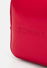 Tommy Jeans MUST CAMERA BAG SEASONAL - Τσάντα χιαστί - deep crimson