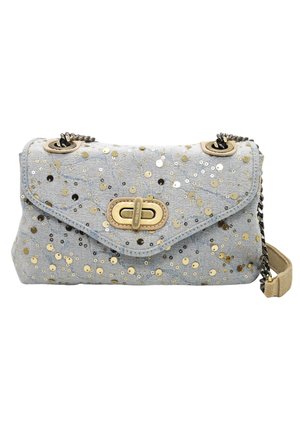 Petite pochette gris clair ornée de sequins dorés et argentés, fermoir à bouton tournant doré, et bandoulière chaîne avec détail en cuir.