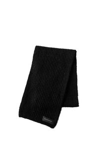 Bufanda negra de punto acanalado con una textura suave, con forma rectangular y una pequeña etiqueta cosida en un lado.