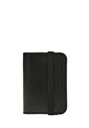 Zwarte leren portemonnee met een gestructureerd oppervlak, voorzien van een veilige elastische band en afgeronde hoeken. Compact ontwerp voor gemakkelijke draagbaarheid.
