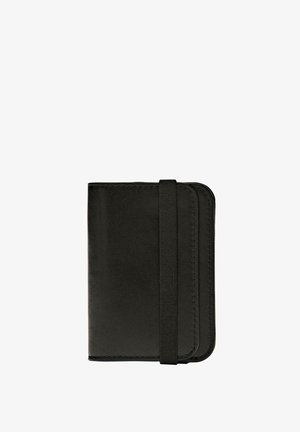 Portefeuille en cuir noir avec une surface texturée, doté d'une sangle élastique sécurisée et de bords arrondis. Design compact pour un transport facile.