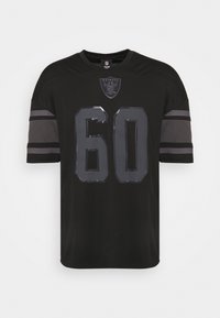 Musta lyhythihainen paita harmailla yksityiskohdilla, jossa on suuri kiiltävä numero "60" ja logo rinnassa. Pyöreä kaula-aukko, normaali istuvuus.