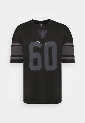 Sort kortærmet trøje med grå detaljer, med et stort blankt nummer "60" og et logo på brystet. Rund halsudskæring, normal pasform.