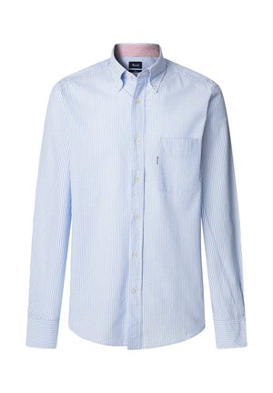 Lange mouw button-up shirt in lichtblauw met dunne witte strepen, met een zak en een contrasterende roze binnenkraag. Van katoen.